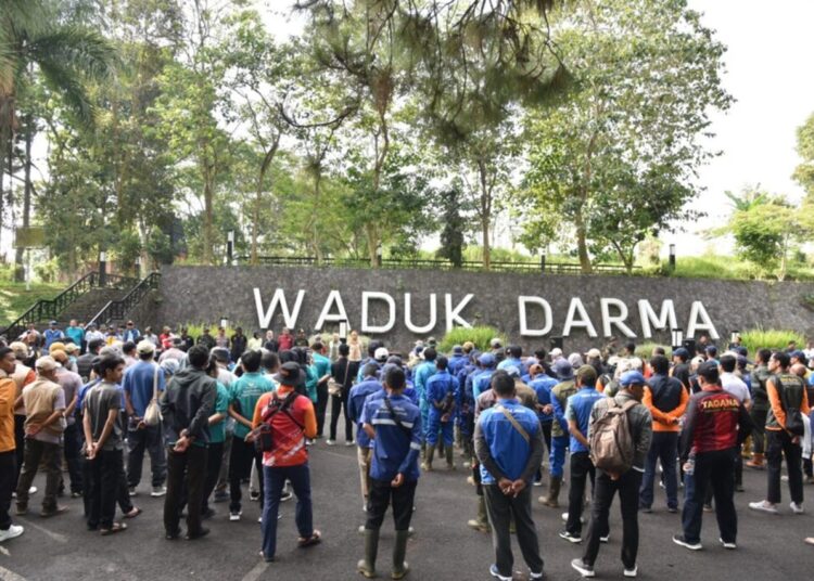 Ratusan Personil Selamatkan Wisata Waduk Darma Dari Serangan Eceng Gondok
