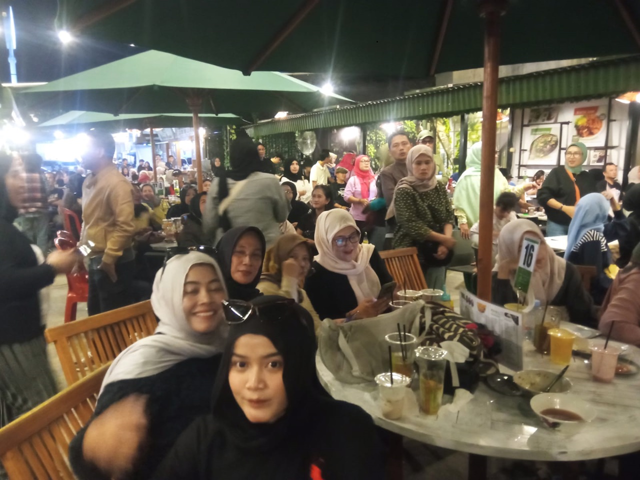 Riuh Kenangan, Ratusan Warga Priangan Timur Diguncang Tribute Nicky Astria 2 Ratusan Warga Priangan Timur era 80 90an Hanyut di Tribute Niki Astria Rabu 17 62026 Foto KRIS
