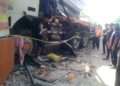 Rem Blong, Truk Tronton Hantam Rumah Warga Hingga Ambruk Timpa Penghuni