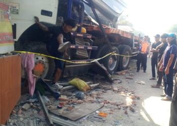 Rem Blong, Truk Tronton Hantam Rumah Warga Hingga Ambruk Timpa Penghuni
