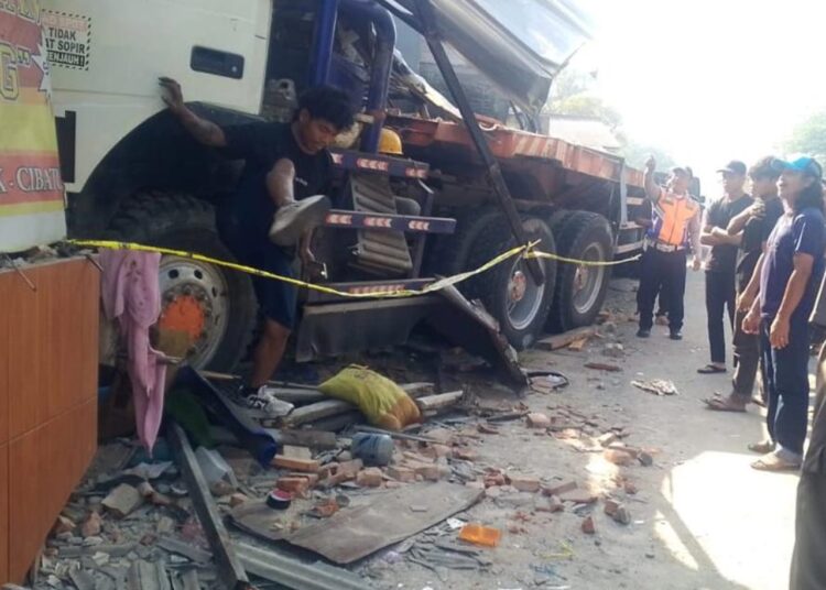 Rem Blong, Truk Tronton Hantam Rumah Warga Hingga Ambruk Timpa Penghuni