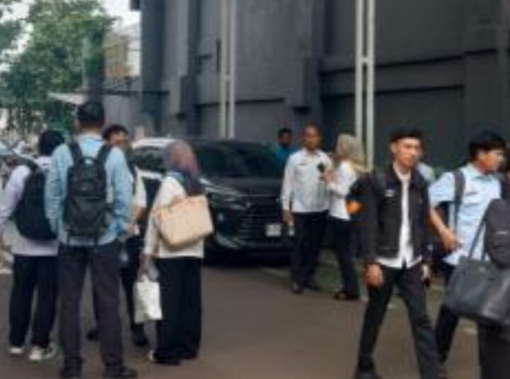 Mantan Kepala BGN Dadan Hindayana Dijemput Kejaksaan Pukul 4 Subuh dari Rumahnya 1 Mantan Kepala BGN Dadan Hindayana Dijemput Kejaksaan Pukul 4 Subuh dari Rumahnya