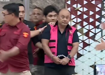 Tangan Diborgol Eks Ketua BGN Dadan Hindayana Digiring Masuk Mobil Tahanan