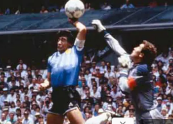 Maradona Guncang Dunia dengan Gol Tangan Tuhan, Sebuah Kontroversi yang Tak Pernah Terlupakan