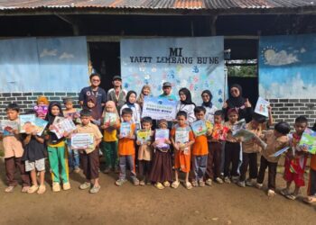 Potret Senyum Anak-Anak Pedalaman Mendapat Ribuan Buku Baru dari PNM dan Kompas Gramedia