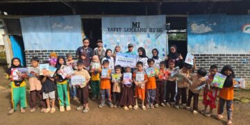 Potret Senyum Anak-Anak Pedalaman Mendapat Ribuan Buku Baru dari PNM dan Kompas Gramedia