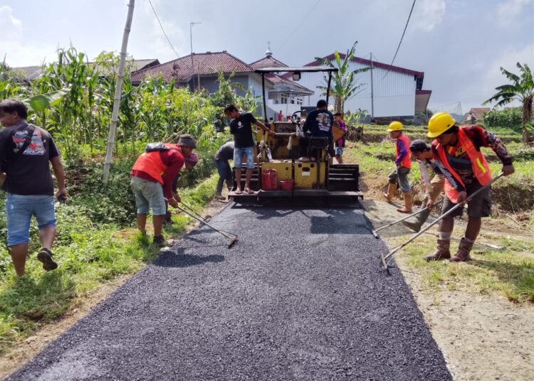 Tanggapi Keluhan Warga, Bupati Majalengka Perbaiki Jalan Secara Bertahap di Tengah Tantangan Anggaran 1 Tanggapi Keluhan Warga, Bupati Majalengka Perbaiki Jalan Secara Bertahap di Tengah Tantangan Anggaran