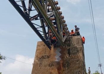 Terpeleset di Rel Kereta Api Binaung, Pria Misterius di Evakuasi Tim SAR Gabungan