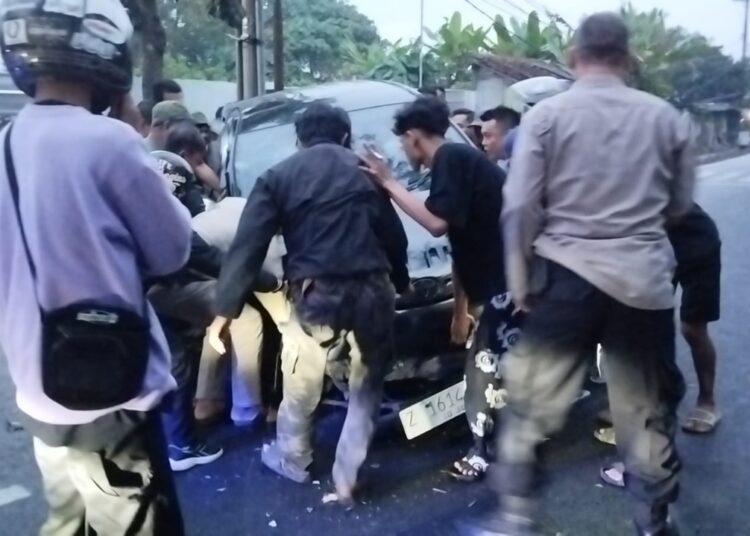 Avanza Hilang Kendali Tabrak Pohon di Gunungkalong, 5 Penumpang Rombongan Bandung-Pangandaran Luka-Luka