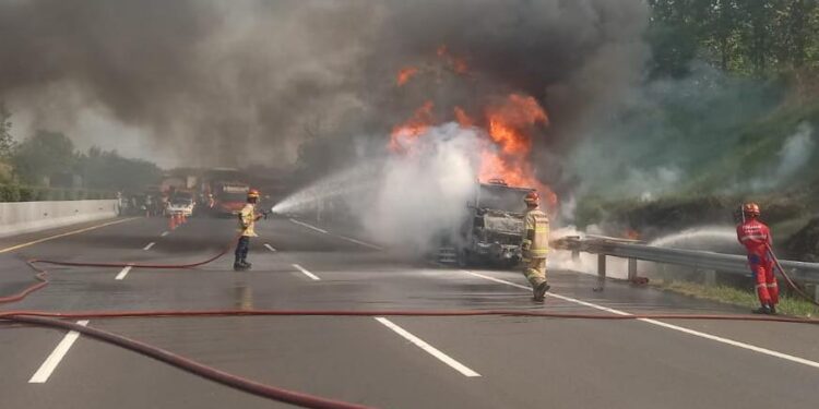Kembali Terjadi Tangki PT Pertamina Terbakar di KM 80 Tol Cipali, Damkar Subang Kejar Waktu Padamkan api di Tengah Hambatan Air Jauh