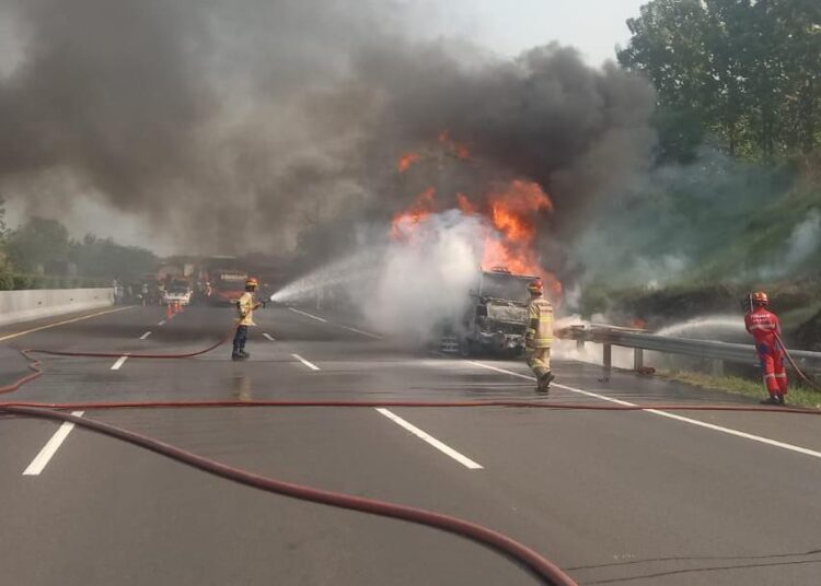 Kembali Terjadi Tangki PT Pertamina Terbakar di KM 80 Tol Cipali, Damkar Subang Kejar Waktu Padamkan api di Tengah Hambatan Air Jauh 1 Kembali Terjadi Tangki PT Pertamina Terbakar di KM 80 Tol Cipali, Damkar Subang Kejar Waktu Padamkan api di Tengah Hambatan Air Jauh