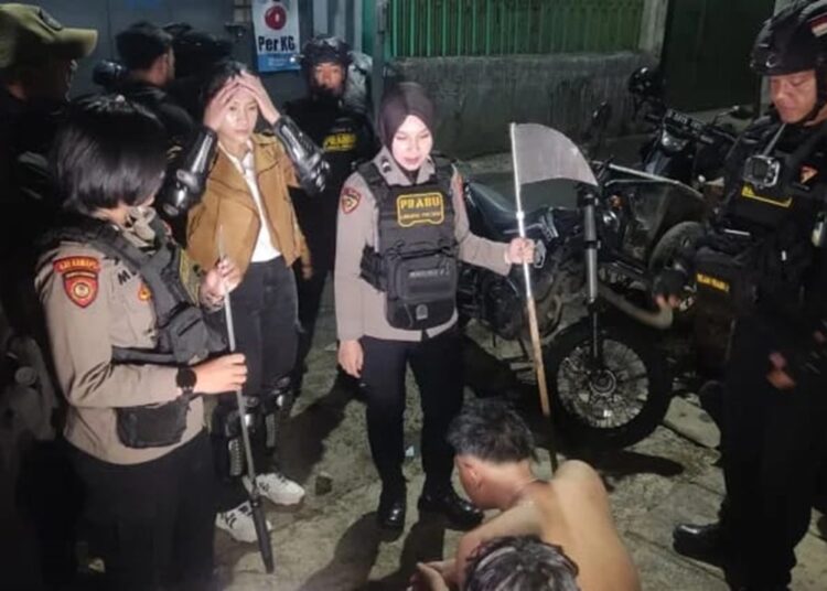 Hendak Tawuran di Jalan Terusan Suryani, Polisi Amankan 4 Remaja Berikut Senjata Tajam 1 Hendak Tawuran di Jalan Terusan Suryani, Polisi Amankan 4 Remaja Berikut Senjata Tajam